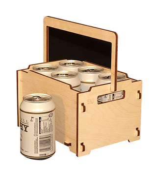 KOLO design Säilytyslaatikko on tyylikäs säilytysratkaisu kodin pientavaroiden säilytykseen.
Pinottava laatikko on luonnonmukaista ja kaunista koivuvaneria.

Laatikon kasaamiseen ei käytetä lainkaan liimaa eikä ruuveja, vaan
se pysyy tukevasti kasassa patentoidun rakenteen voimin.

Laatikko on mitoitettu siten, että siihen sopii täydellisesti kuusi kappaletta 0,33 litran standardimitoitettuja juomatölkkejä. Laatikon sisällöllä

saat rakennettua lahjasta omannäköisesi.

Kootun tuotteen mitat: 22,5 cm x 15,5 cm x 13 cm
